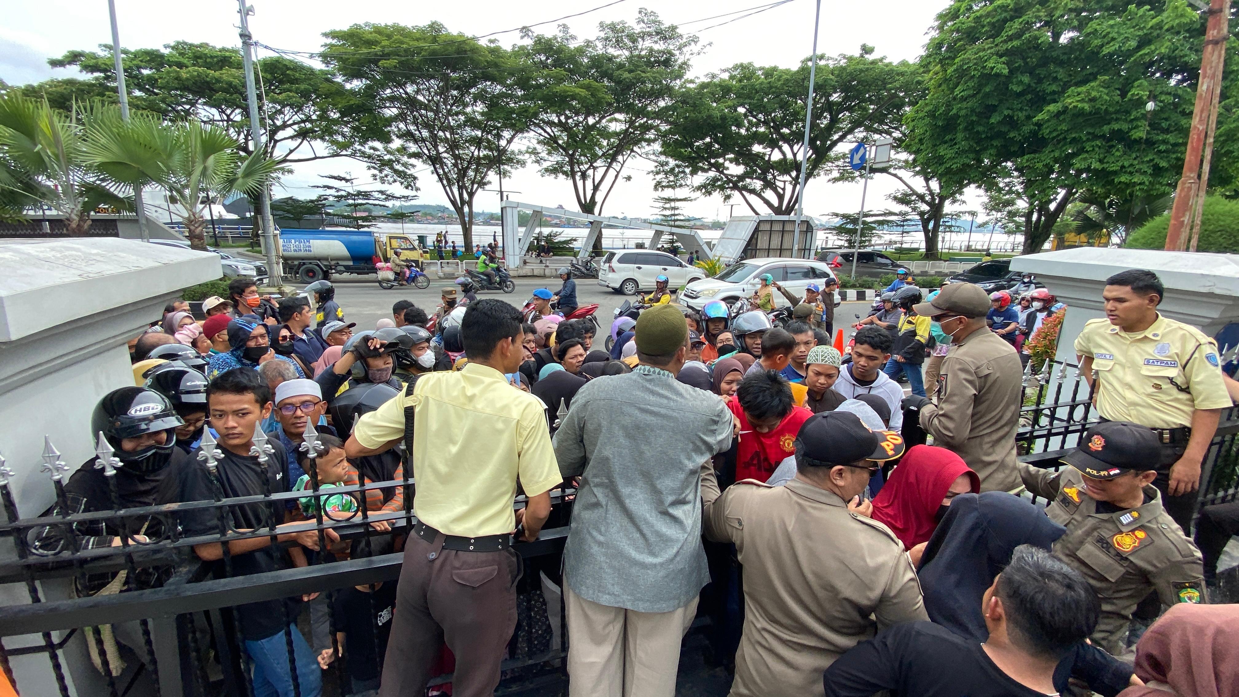 Masyarakat menerima takjil yang dibagikan di halaman Kantor Gubernur Kaltim yang melibatkan sejumlah pihak, termasuk Dinas ESDM Kaltim dan Forum PPM Minerba. (RAMA/KP)