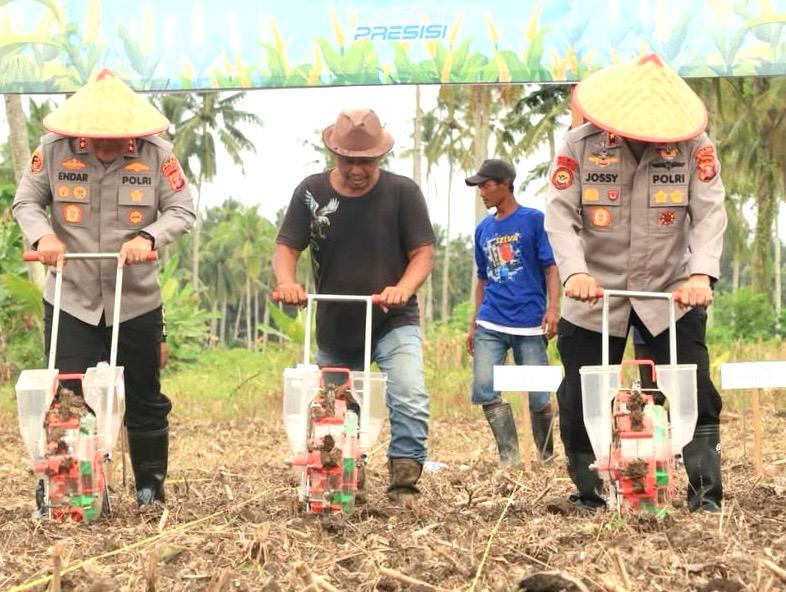 TANAM JAGUNG: Penananaman raya serentak jagung di lahan kawasan Polsek Balikpapan Timur untuk dukung program ketahanan pangan.