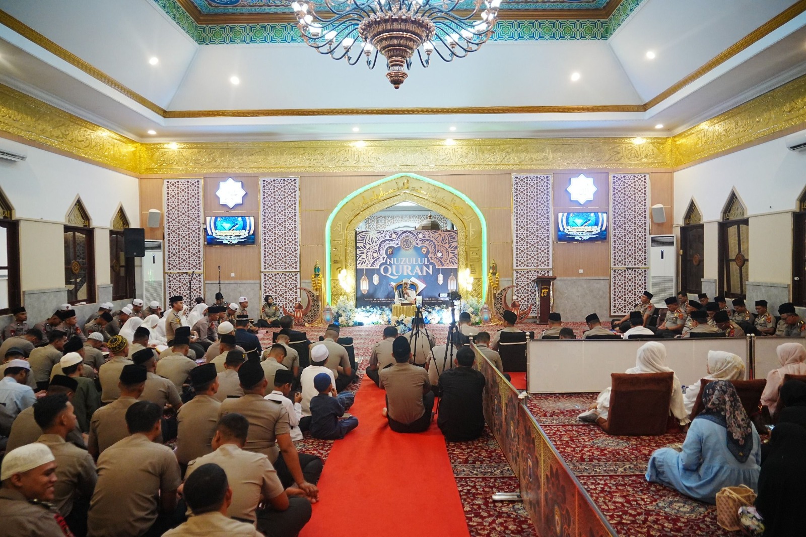 IBADAH: Nuzulul Quran digelar di Masjid Al Ikhlas markas Polda Kaltim. Ini menjadi momentum spiritual bagi personel.