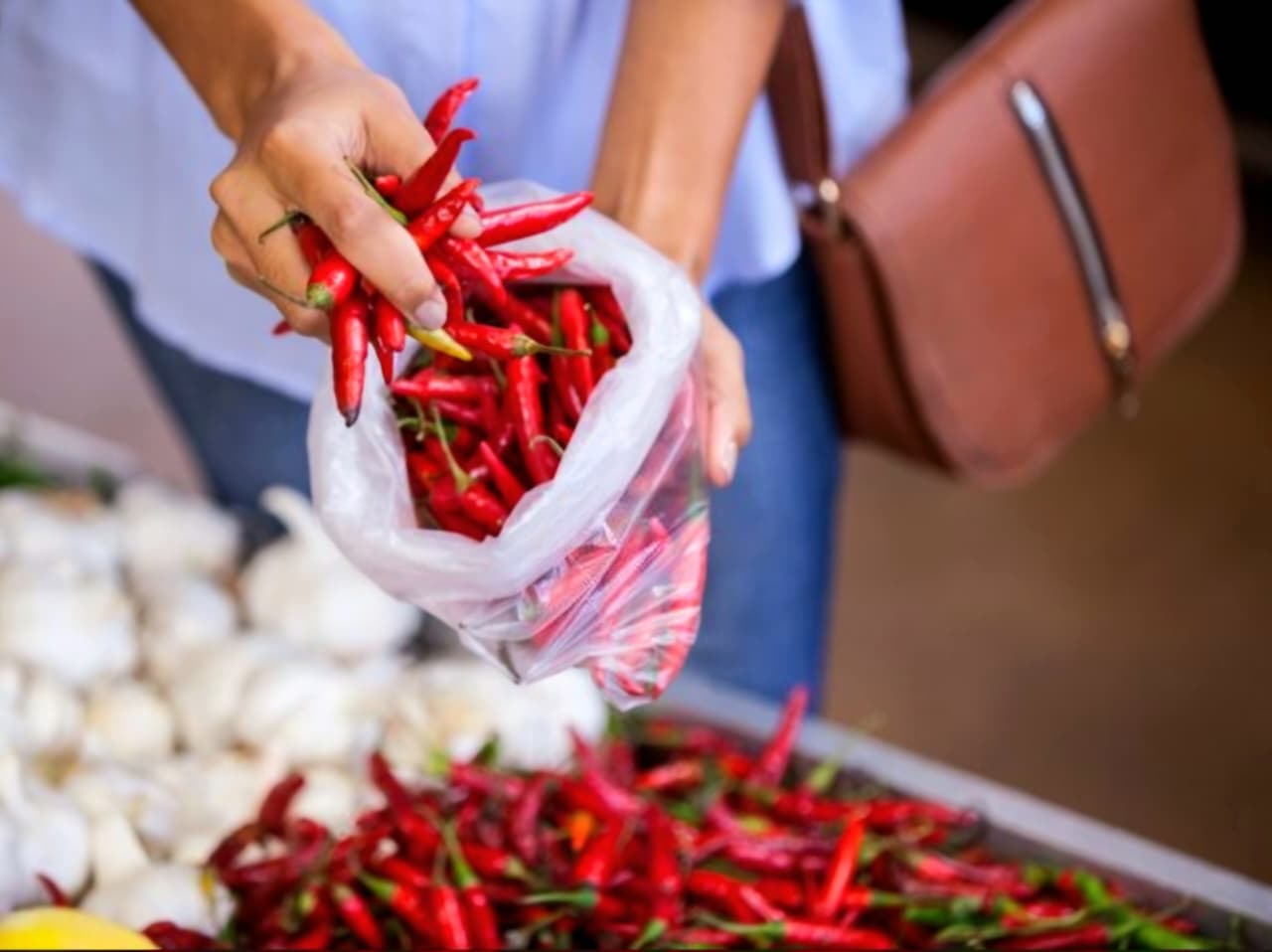 CUACA: Petani menunda panen karena cuaca. Sehingga&nbsp; pasokan cabai berkurang dan membuat harganya melonjak. Meski kini pasokan mulai terjaga, harganya masih di atas harga acuan tertinggi.