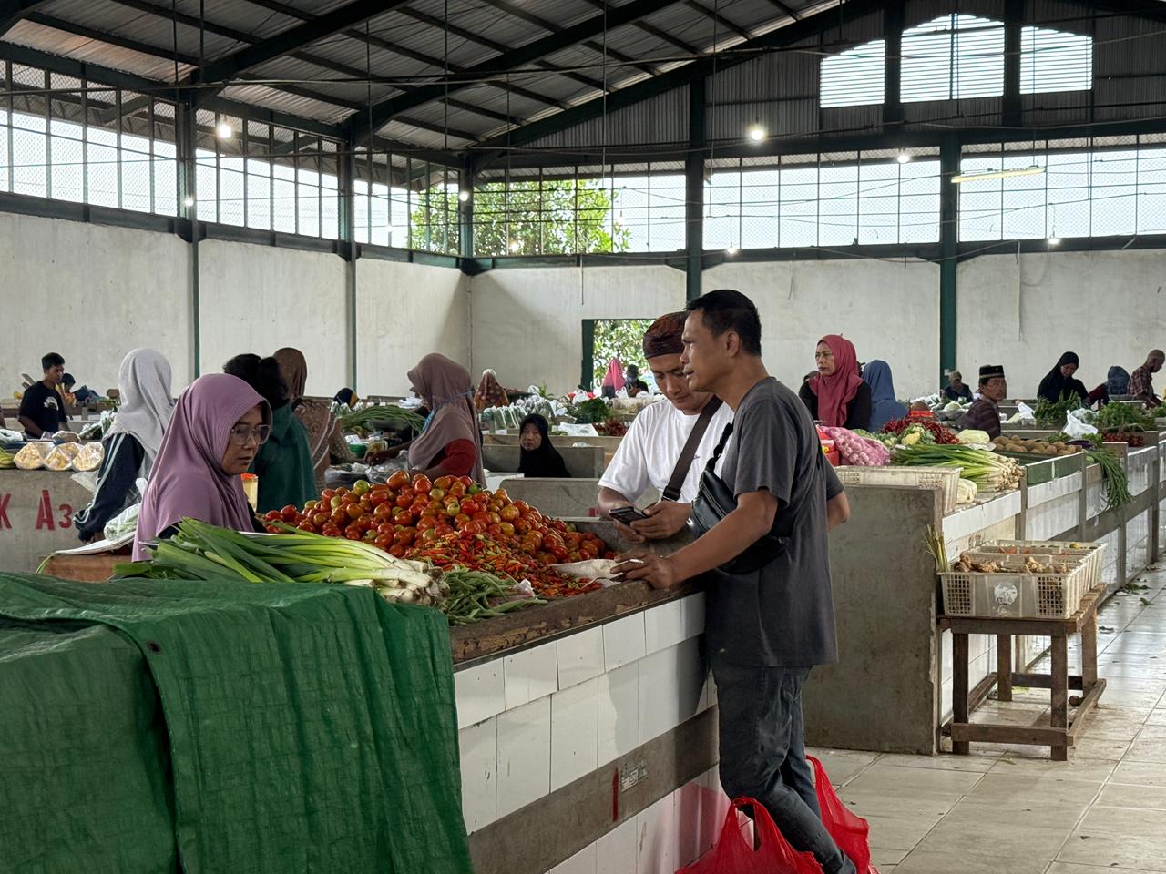 MELONJAK: Menurut pemantauan dinas terkait, beberapa komoditas catatkan kenaikan harga relatif tinggi. Cabai rawit salah satunya yang mencapai harga Rp74.625 per kilogram.