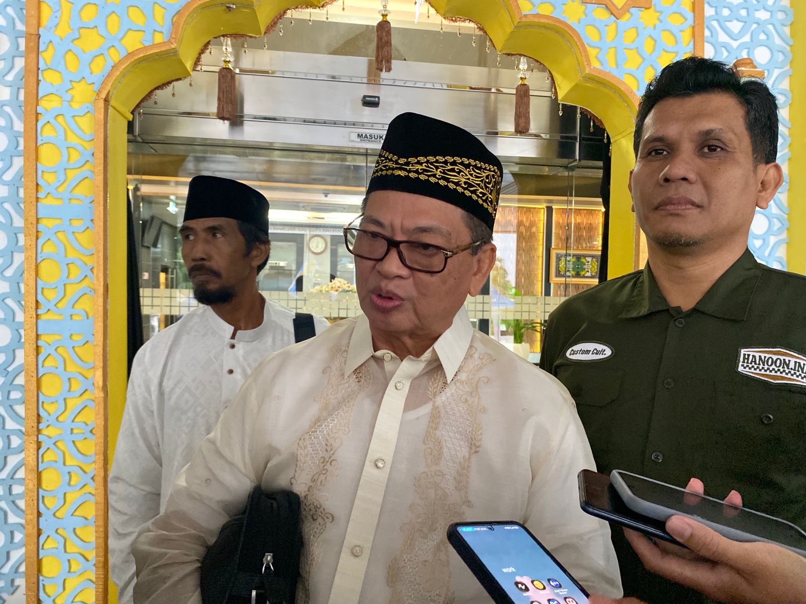 Ketua Tim Ahli Gubernur untuk Percepatan Pembangunan (TAGUPP) Kaltim, Irianto Lambrie, saat memberikan penjelasan mengenai struktur dan anggaran tim di Samarinda, Minggu (8/3). (EKO/KP)