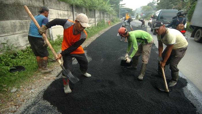 Perbaikan jalan untuk arus mudik dan Lebaran dikebut hingga H-10 Idulfitri 1447 Hijriah.