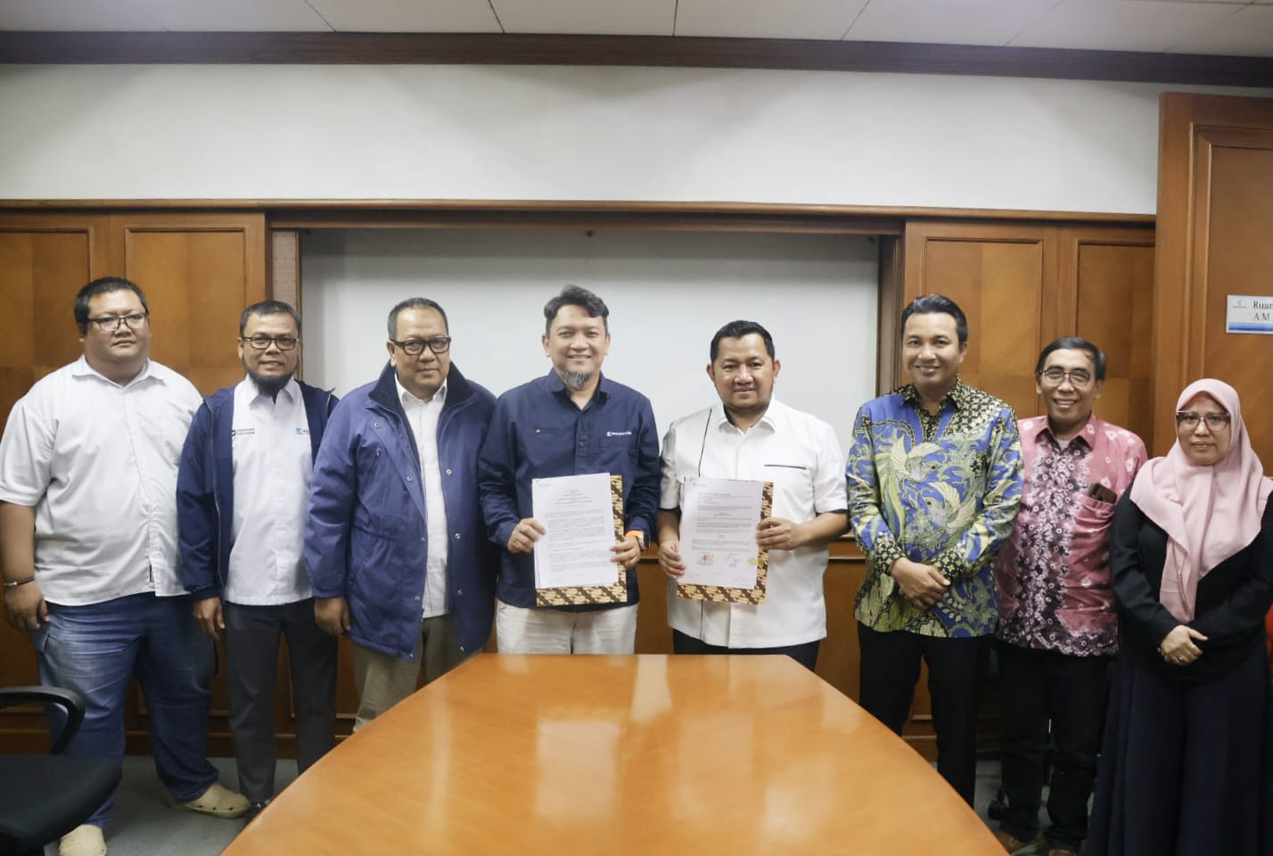 Mudyat Noor (empat kanan) menunjukkan dokumen&nbsp; nota kesepahaman.  &nbsp;