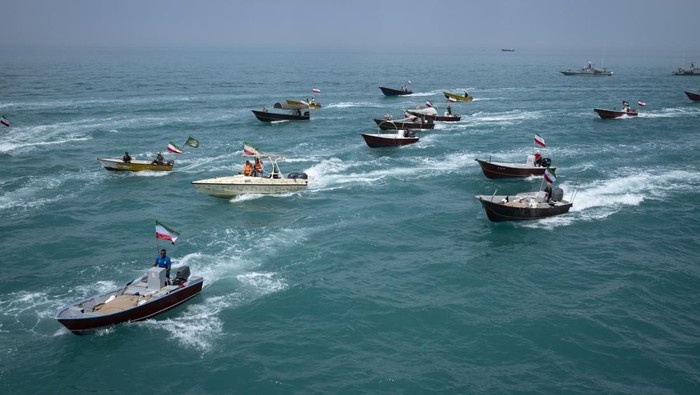 Perahu-perahu saat melintasi Selat Hormuz yang kini ditutup oleh Pemerintah Iran.