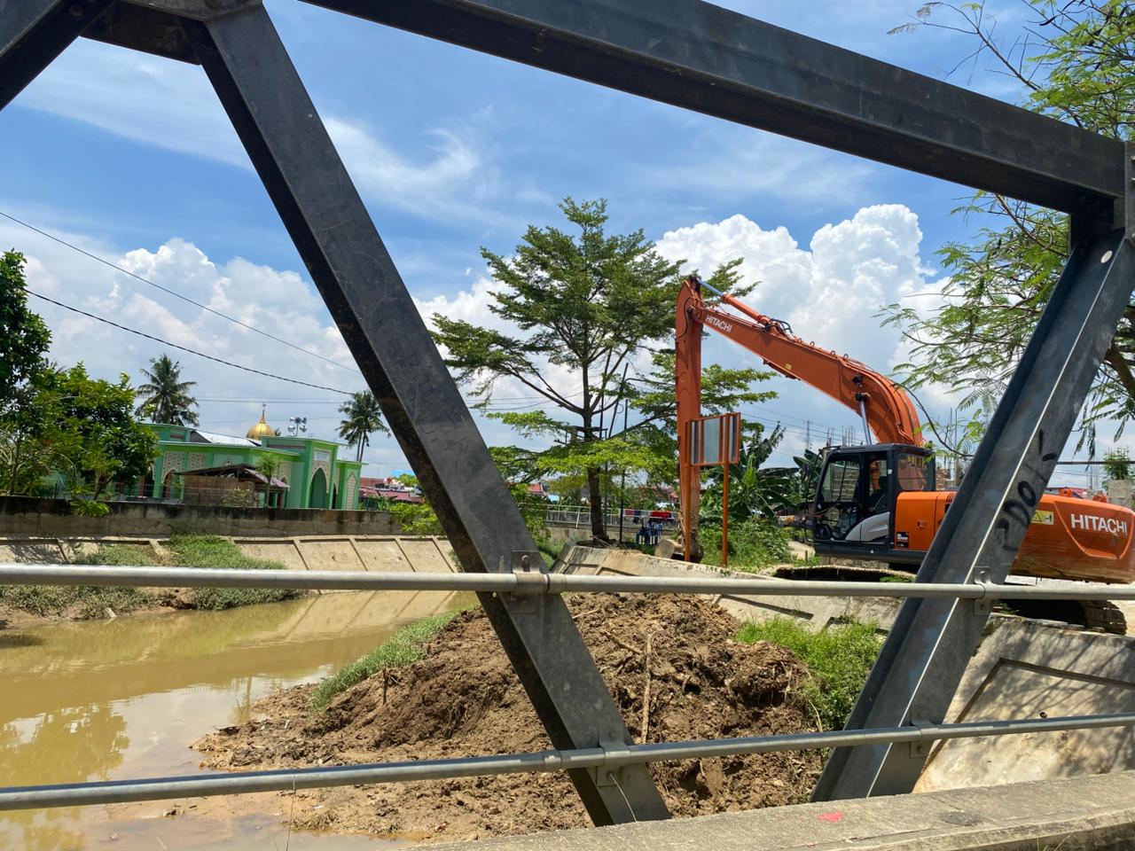 Ekskavator disiagakan untuk normalisasi sungai. (FOTO ADIEL KUNDHARA/KP)