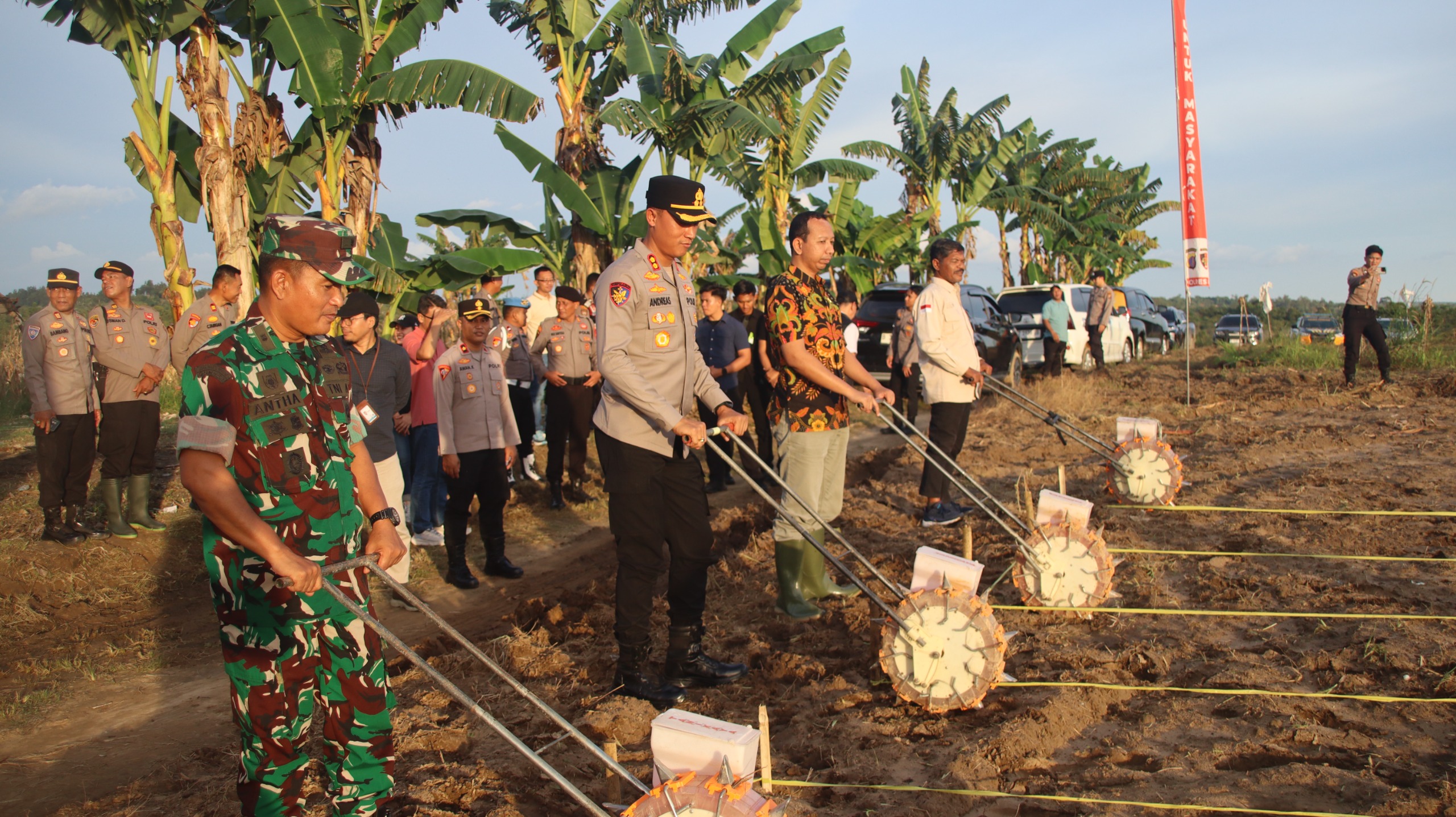 TANAM JAGUNG: Kapolres PPU, AKBP Andreas Alek Danantara (dua kiri) memulai tanam jagung di lahan milik kelompok tani.