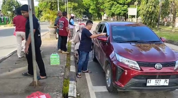 Organisasi Pemuda Kubar bagikan 1.100 takjil di Barong Tongkok. (FOTO SUNARDI/KP)