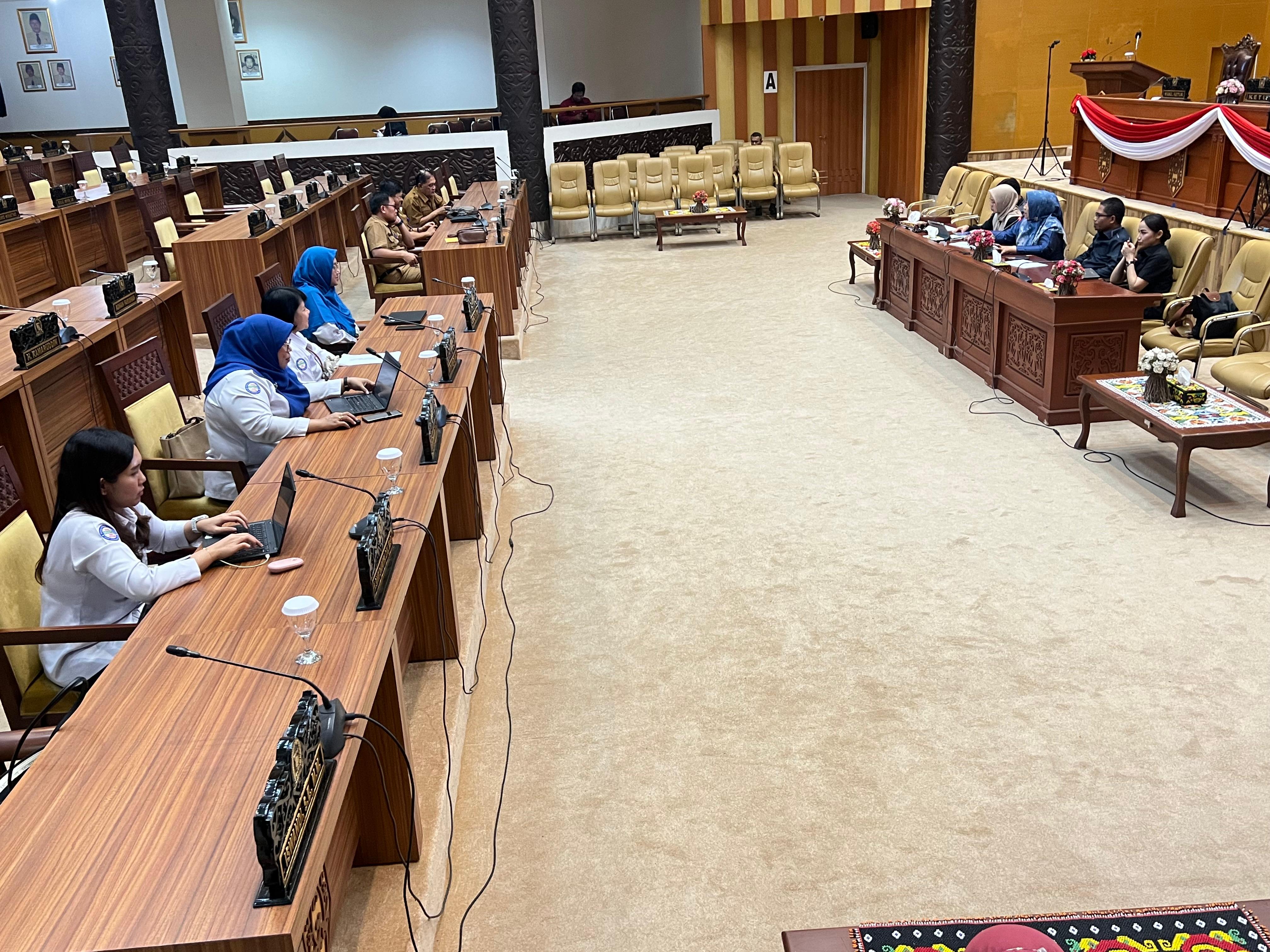 PANTAU: Rapat koordinasi Komisi IV DPRD Samarinda bersama sejumlah OPD mengenai penonaktifan kepesertaan BPJS PBI di ruang rapat paripurna DPRD Samarinda, Senin (9/3).  