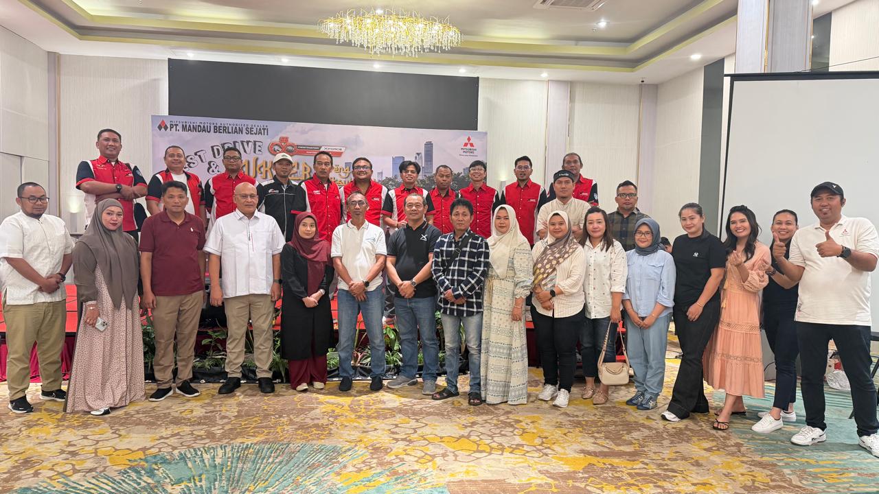 MANJAKAN KONSUMEN: PT Mandau Berlian Sejati buka puasa bersama konsumen dan komunitas otomotif, dirangkai dengan agenda test drive kendaraan Mitsubishi.     