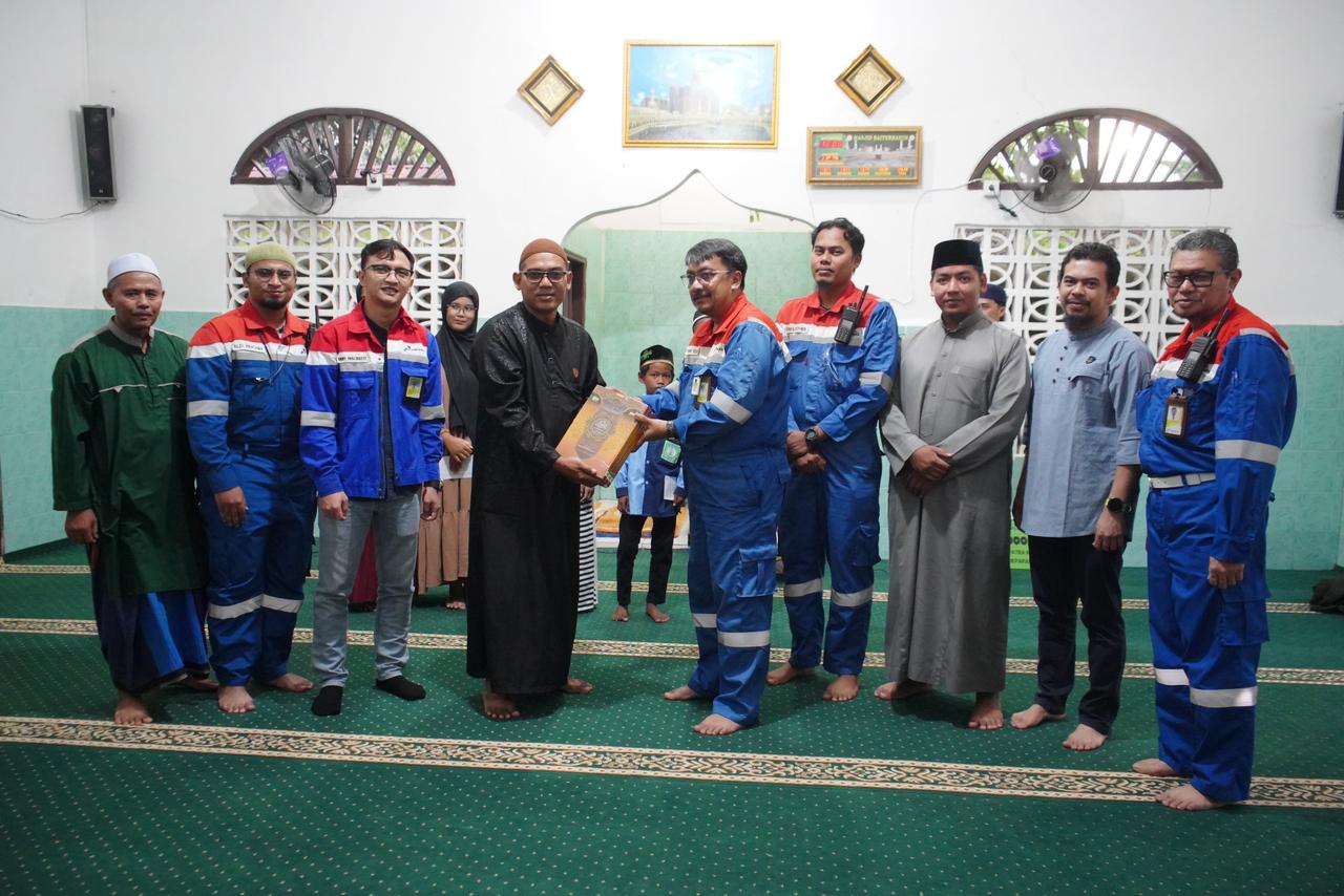 PEDULI: PT PPN RU Balikpapan salurkan santunan kepada anak binaan Masjid Baiturrahim, bantuan dana untuk masjid Rp 5 juta, serta bingkisan Al-Qur&rsquo;an sebagai dukungan terhadap kegiatan keagamaan