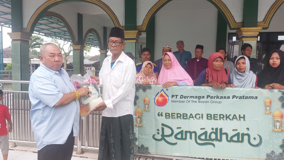 Perwakilan Bayan Group menyerahkan bantuan paket sembako dan dana kepada pengurus Masjid Jamiatul Islam dan Masjid Nurul Hidayah di kawasan Manggar, Balikpapan Timur, Senin (9/3). 