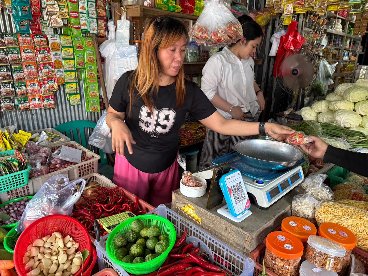 PERBEDAAN: Jarak antar wilayah hingga ketersediaan pasokan jadi faktor fluktuasi harga. Perbedaan terutama terlihat pada komoditas cabai.