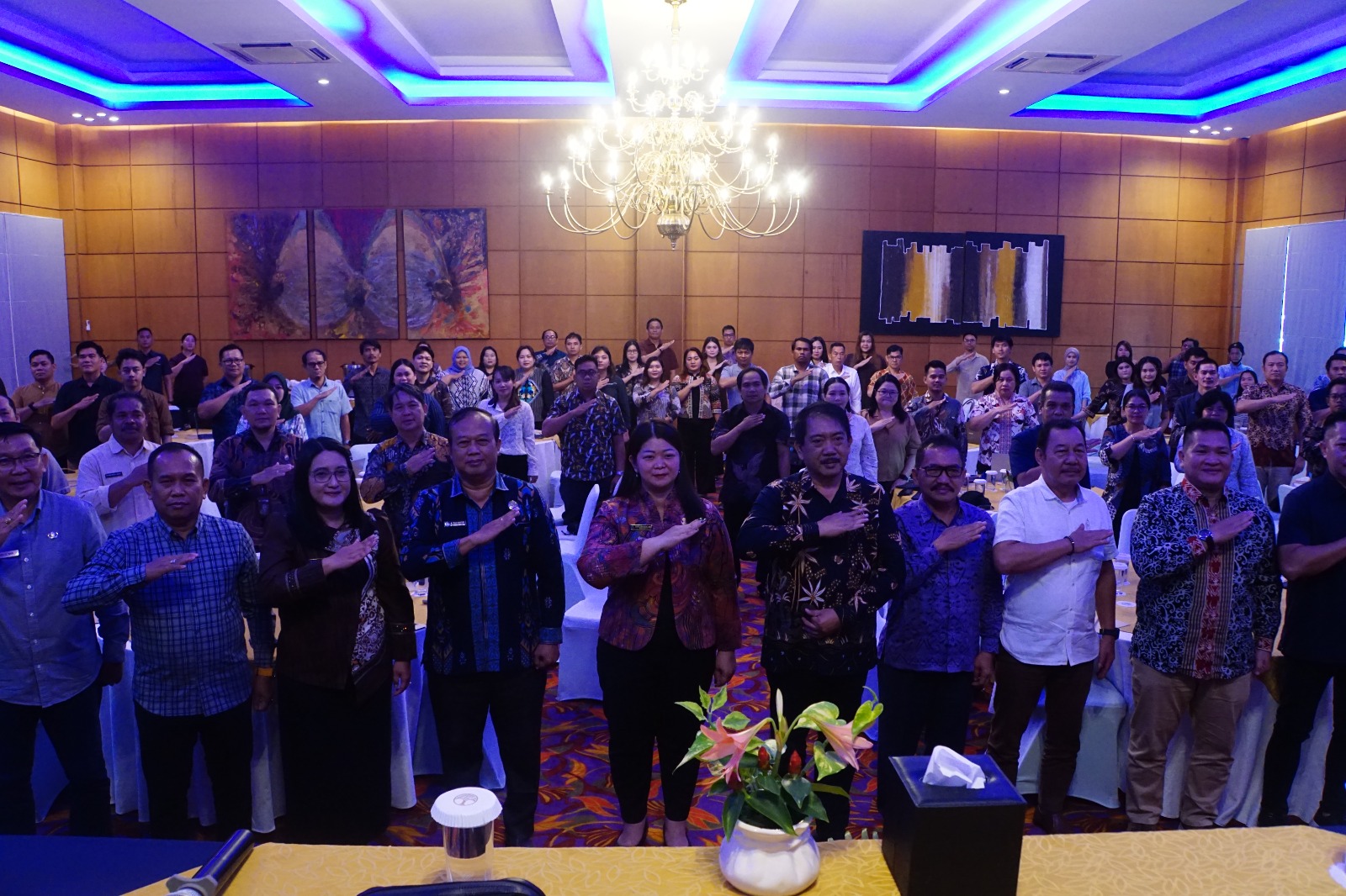 Bupati Mahulu Angela Idang Belawan (tengah) bersama peserta pendampingan LPPD di Samarinda, Kamis (6/3).  &nbsp;