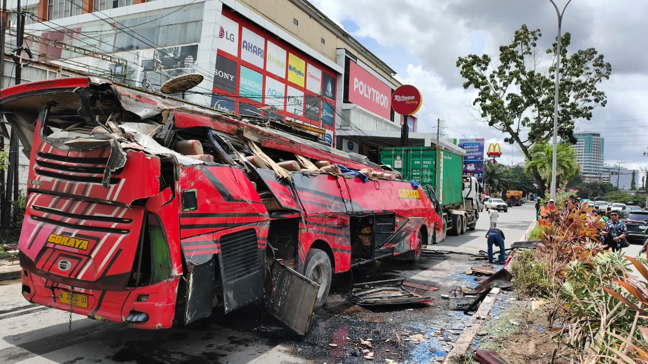 EVAKUASI: Proses evakuasi bus pariwisata yang mengalami kecelakaan tunggal dan terguling di Jalan Untung Suropati, Kecamatan Sungai Kunjang, depan, Senin (9/3).