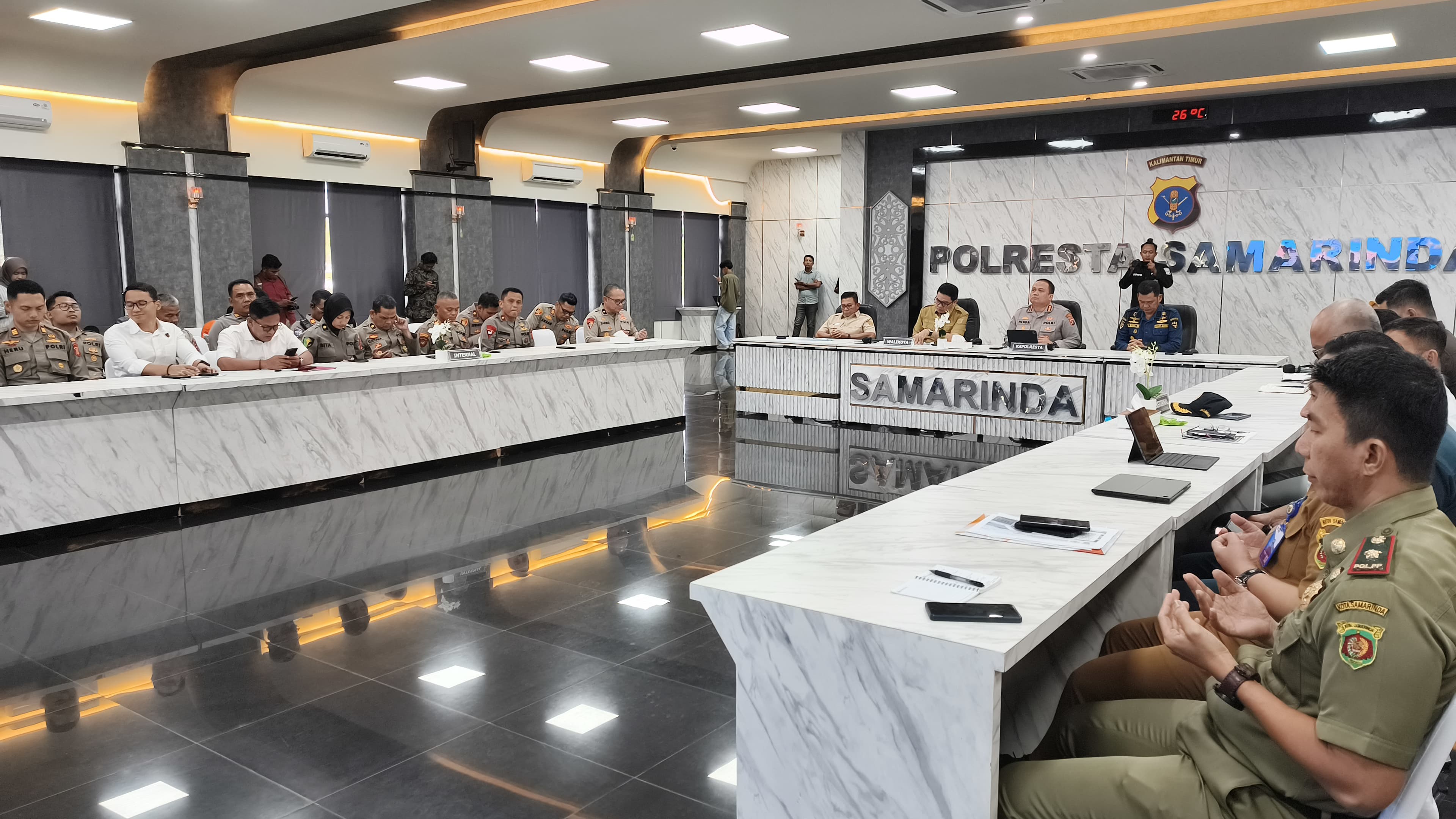KESIAPAN: Rakor lintas sektoral kesiapan pengamanan Idulfitri 1447 H melalui video conference di Aula Rupatama Polresta Samarinda, Senin (9/3).