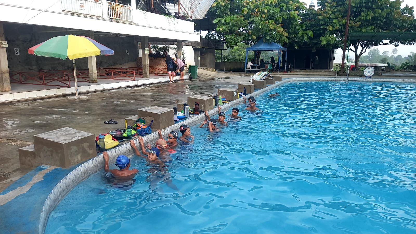 Atlet selam Samarinda menjalani latihan di kolam renang Kebun Desa. 