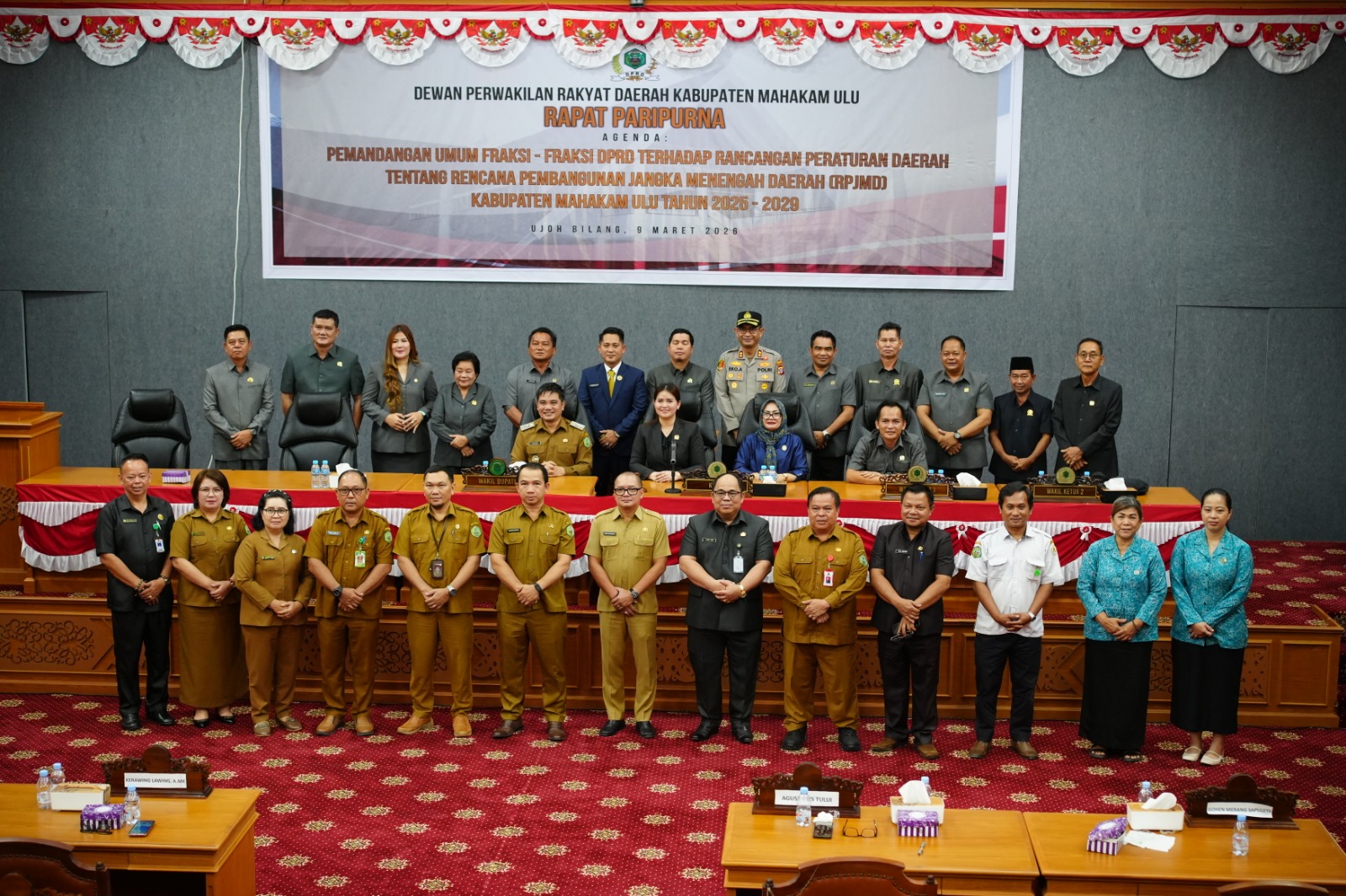 Ketua DPRD Mahakam Ulu, Devung Paran (tengah), saat memimpin Rapat Paripurna pemandangan umum fraksi terhadap Raperda RPJMD 2025&ndash;2029 di Ujoh Bilang, Senin (9/3).