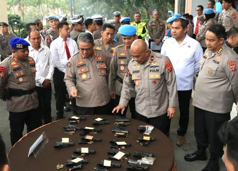 PERIKSA: Pemeriksaan kepemilikan senpi dinas personel Polda Kaltim, mulai surat izin, kartu identitas dan dokumen lainnya.