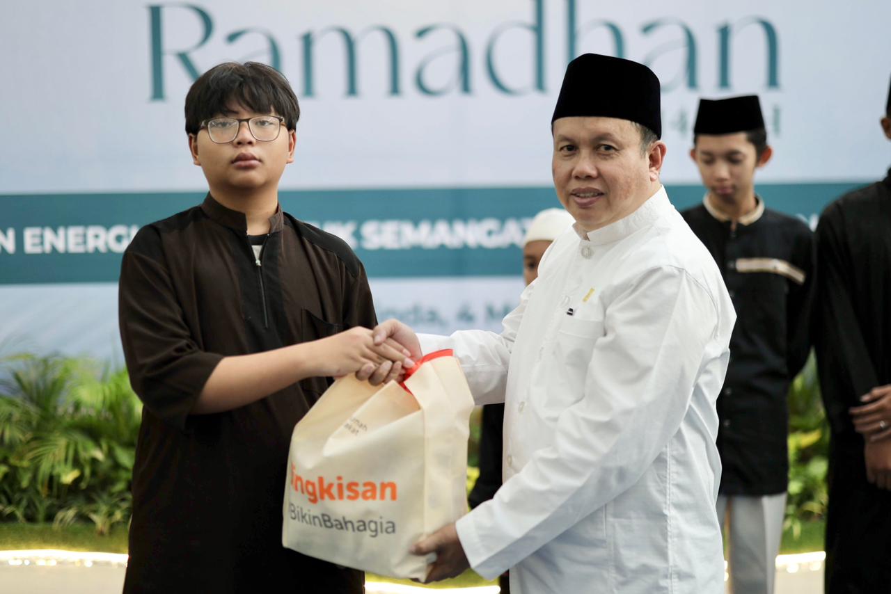 SERAHKAN: Direktur Operasi Pembangkit Gas PLN Indonesia Power, Purnomo (kanan) menyerahkan santunan kepada anak yatim dan duafa sebagai wujud kepedulian PLN Indonesia Power pada Ramadan.