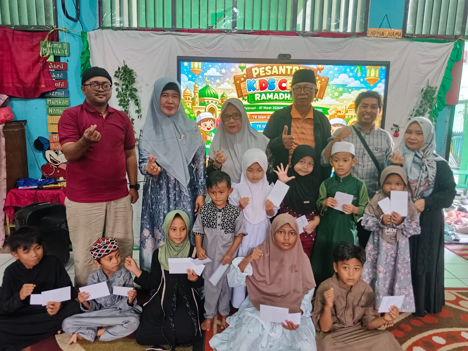 HADIR: Camat Sungai Kunjang Dwi Siti Noorbayah (kedua kiri) hadir didampingi Khairiah (ketiga kiri) di acara santunan, Minggu (8/3) sore.