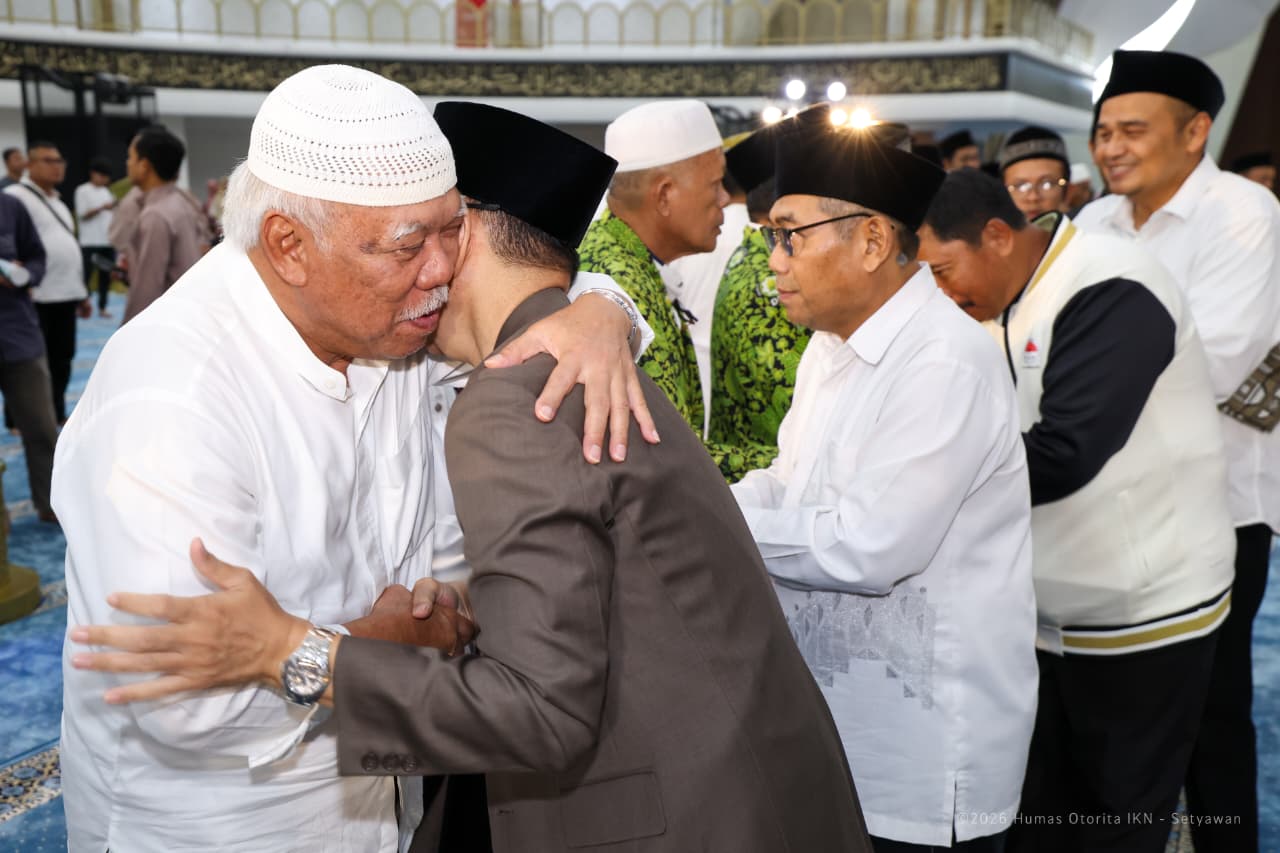 Basuki Hadimuljono (kiri) hadir dalam peringatan Nuzulul Quran Nasional di Masjid Negara IKN, Sabtu (7/3). 