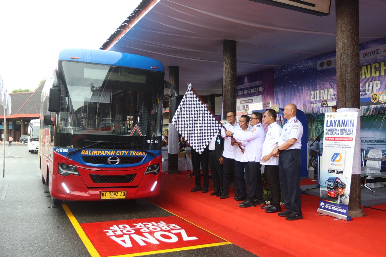 Armada bus Bacitra saat melakukan uji coba layanan di zona pick up terminal lama Bandara SAMS Sepinggan, Balikpapan, Senin (9/3). (FOTO ANGGI PRADITHA/KP)