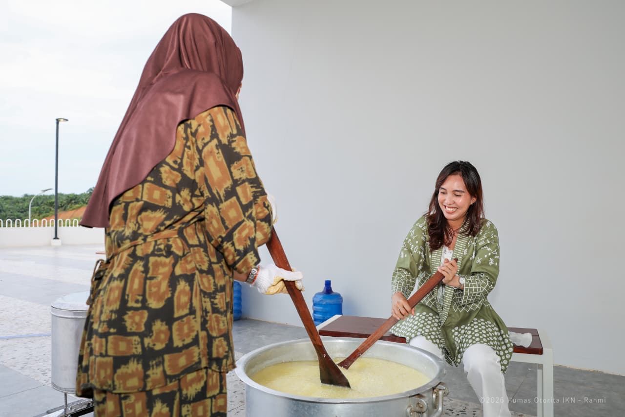 Bubur Nusantara menjadi takjil khas yang disajikan di Masjid Negara IKN.