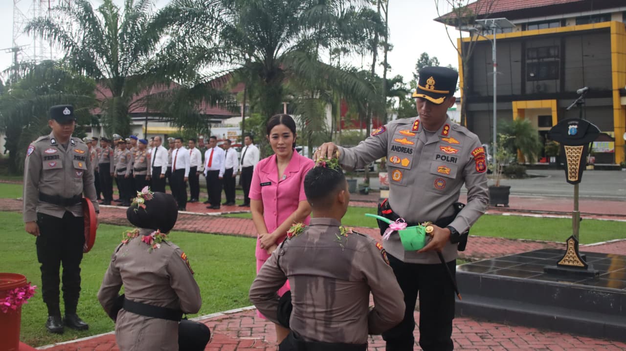 RITUAL: Kapolres PPU, AKBP Andreas Alek Danantara didampingi ketua Bhayangkari PPU, melakukan ritual memandikan bintara remaja dengan bunga yang siap bergabung di Polres PPU.