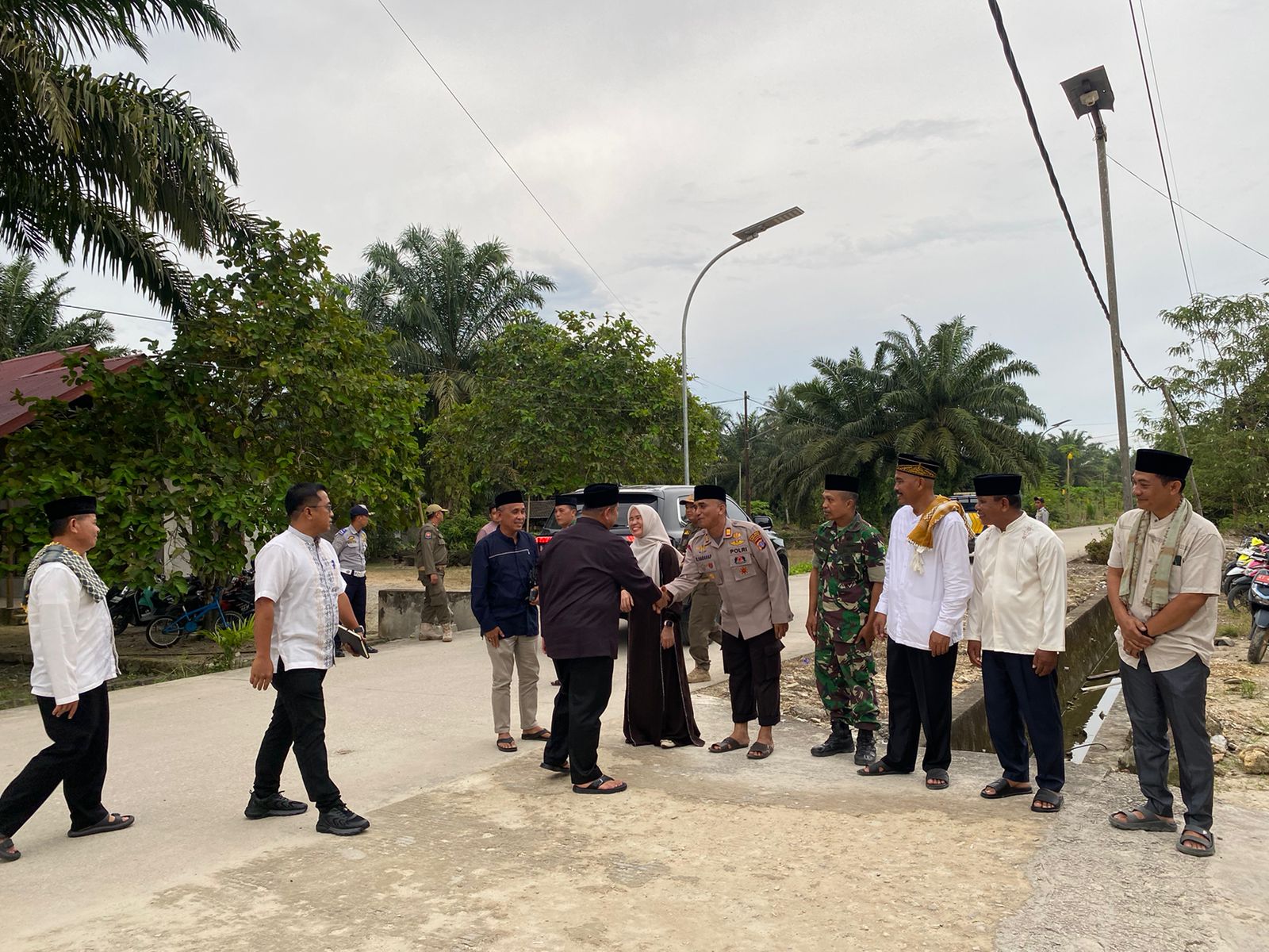 SAMBUT: Personel Polri, TNI, tokoh masyarakat, menyambut kedatangan Bupati PPU, Mudyat Noor dan rombongan dalam rangkaian Safari Ramadan 1447 H di Babulu.