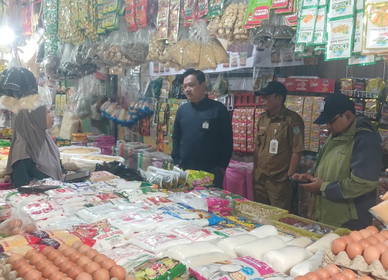 SIDAK PASAR: Kepala KPPU Kanwil V Samarinda Andriyanto saat memantau ketersediaan pangan di Pasar Sepinggan Balikpapan, Senin (9/3).