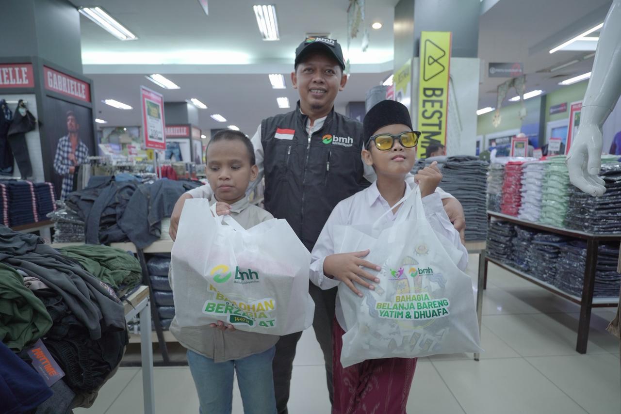 BERBAGI: Sebanyak 40 anak yatim dan disabilitas mengikuti kegiatan belanja bareng yang digelar BMH dan GNB di Ramayana Departement Store, Rapak Plaza.     