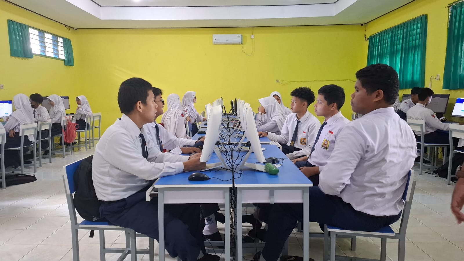 SERIUS: Pelajar di SMP 1 menjalani simulasi TKA yang digelar sejak kemarin. FOTO: ADIEL KUNDHARA/KP  