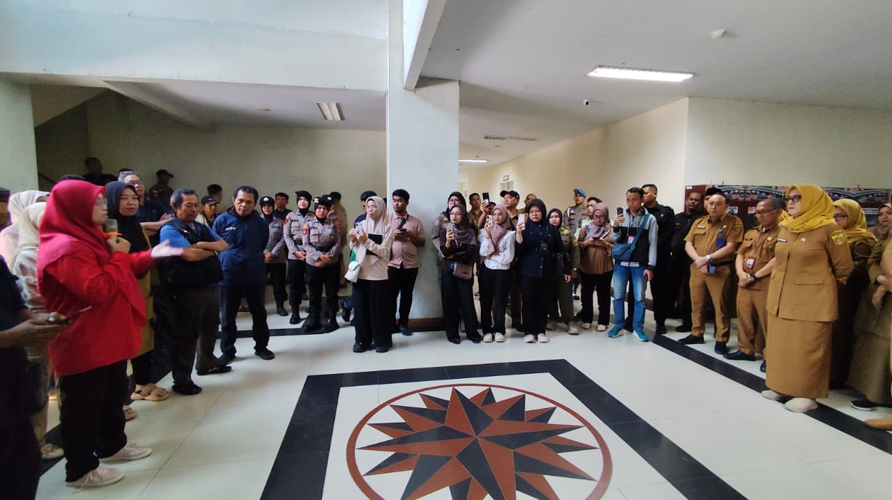 BELUM SELESAI: Puluhan pemilik SKTUB di Pasar Pagi kembali menggelar aksi di kantor dinas Perdagangan Samarinda menuntut kejelasan sisa lapak sesuai SKTUB yang mereka pegang, Selasa (17/3).  