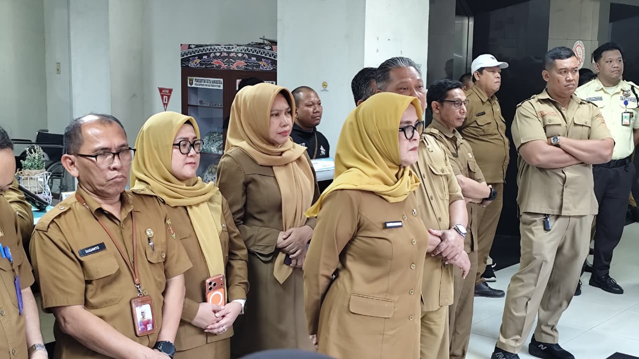 DIALOG: Nurrahmani (tengah) ketika menghadapi aksi pemilik SKTUB Pasar Pagi di kantor Disdag Samarinda, Selasa (10/3).  