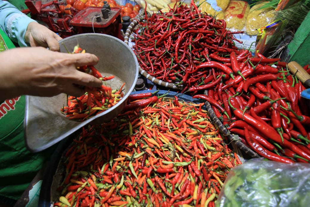  MEROKET: Stok cabai merah di salah satu pasar tradisional Balikpapan yang harganya melonjak naik hingga Rp 100 ribu per kilogram.   