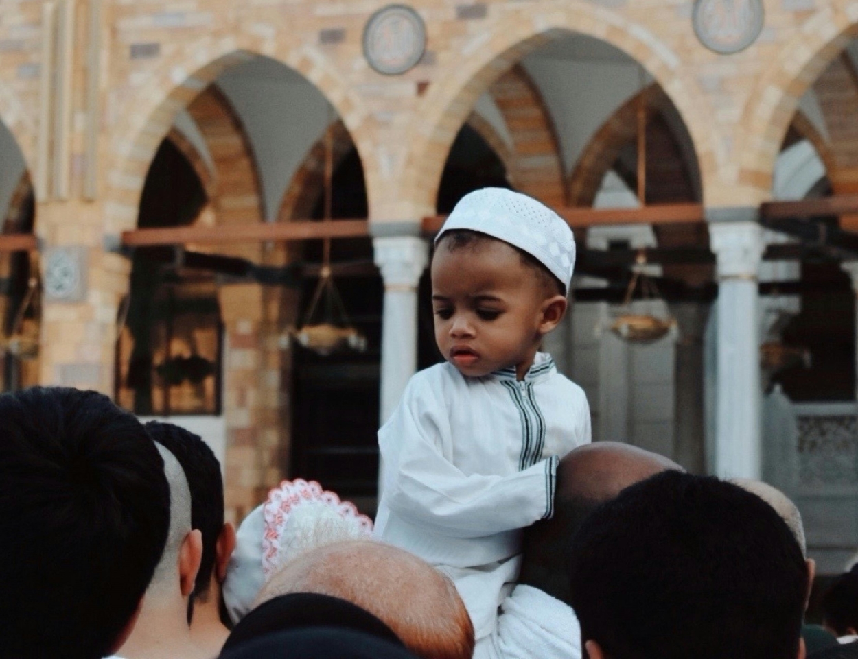 Ilustrasi orang tua membawa anak ke masjid