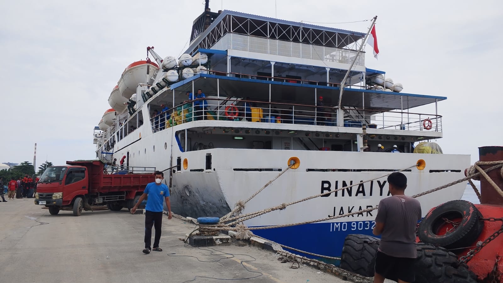 BERLAYAR: KM Binaiya mengangkut 1.240 penumpang dari Pelabuhan Loktuan menuju rute panjang pada keberangkatan kali ini. ADIEL KUNDHARA/KP