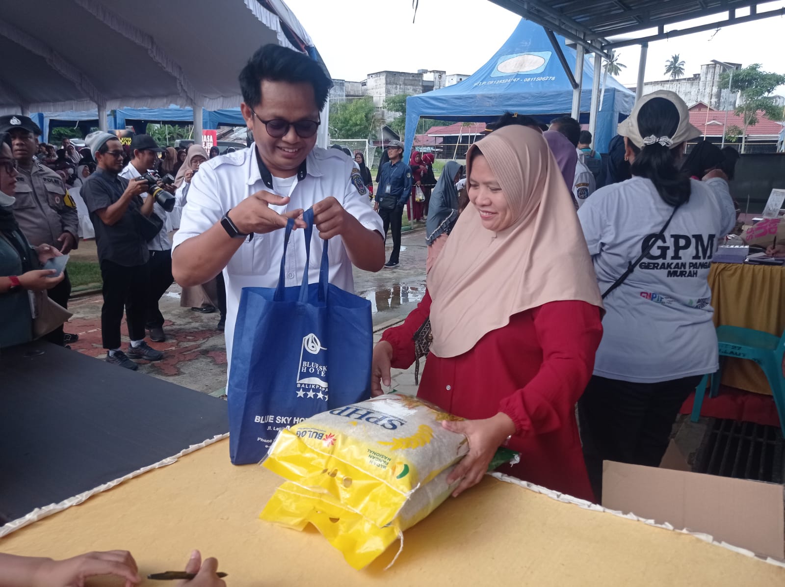 DIHARAPKAN BIJAK: DKP3 Bontang menawarkan komoditas pangan dengan harga terjangkau di GPM esok, warga diminta membeli secukupnya jelang Idulfitri. ADIEL KUNDHARA/KP