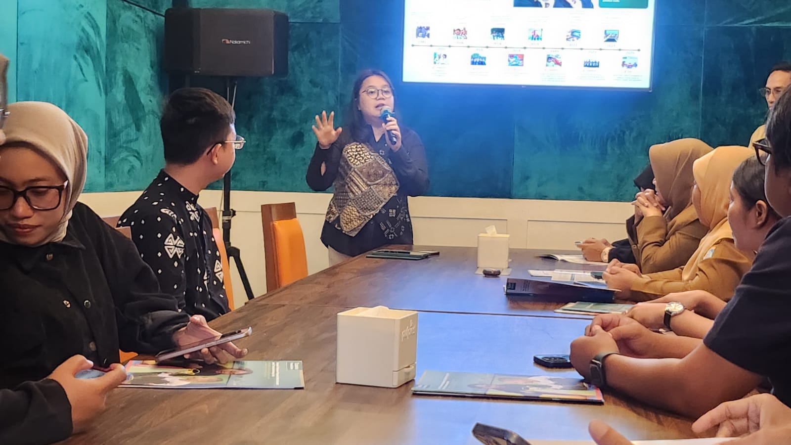 KONSISTEN: Regional Lead Kalimantan Tanoto Foundation Roselina Ping Juan memaparkan perkembangan berbagai program dan kegiatan yang dilakukan di Kalimantan.