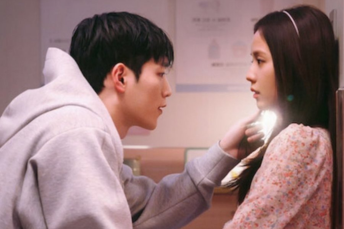  Seo Kang Joon sebagai Seo Eun Ho di drama Boyfriend on Demand, karakter pacar virtual yang membuat Seo Mi Rae jatuh hati.