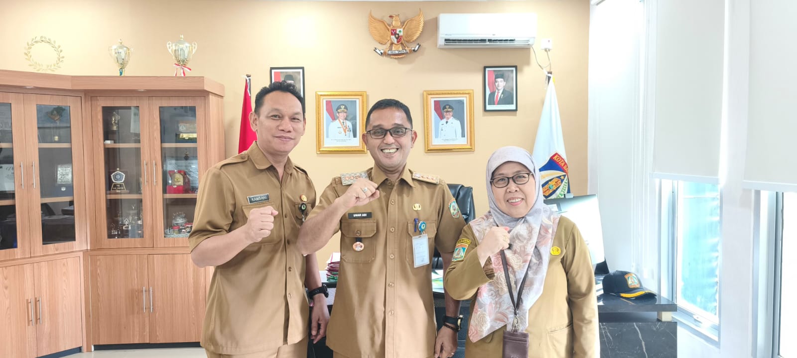 LAYANAN PRIMA: Camat Balikpapan Utara Umar Adi, bersama Kepala Seksi Pemerintahan, Kamsani (kiri) dan Kepala Seksi Pelayanan Publik, Murniantik.