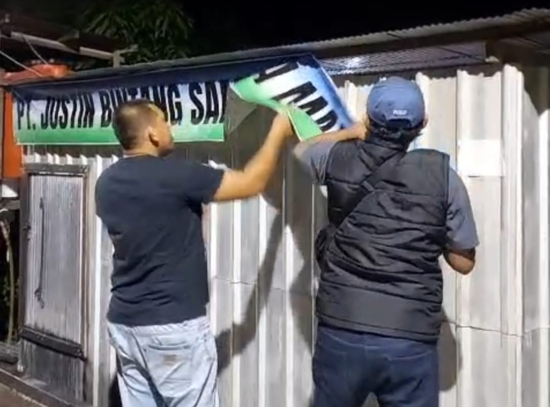 DICOPOT: Anggota Polsek Kota Bangun melepas spanduk yang mencatut nama PT Justin Bintang Samudera mandiri oleh oknum yang tidak bertanggung jawab.