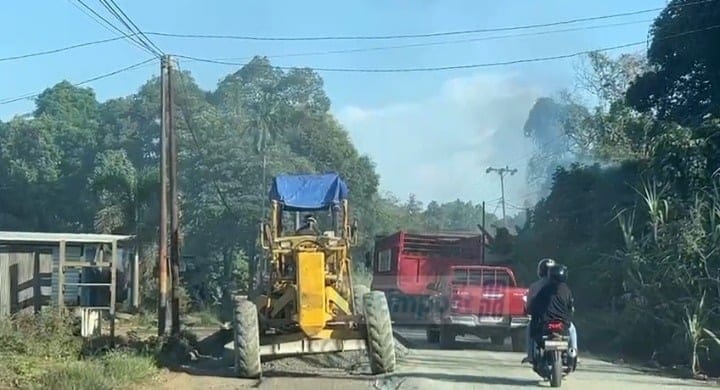 Pekerja melakukan grading dan penghamparan agregat kelas A di sejumlah titik pada ruas jalan nasional Sp Belusuh&ndash;Sp Damai&ndash;Mentiwan, Kutai Barat.