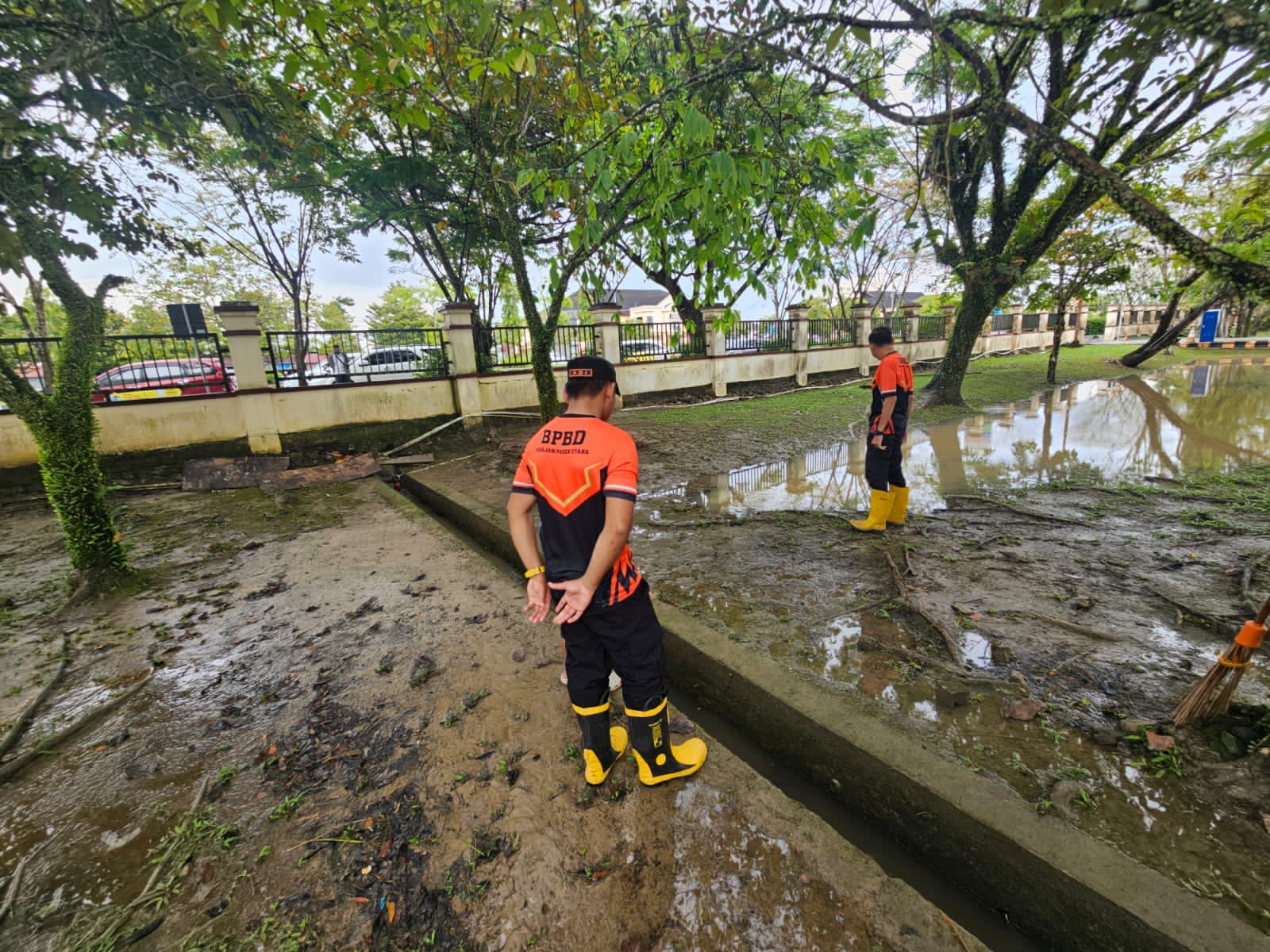 Genangan air masih terlihat di sebagian halaman RSUD Ratu Aji Putri Botung, Penajam, setelah hujan deras mengguyur wilayah Kecamatan Penajam dan menyebabkan drainase tersumbat.