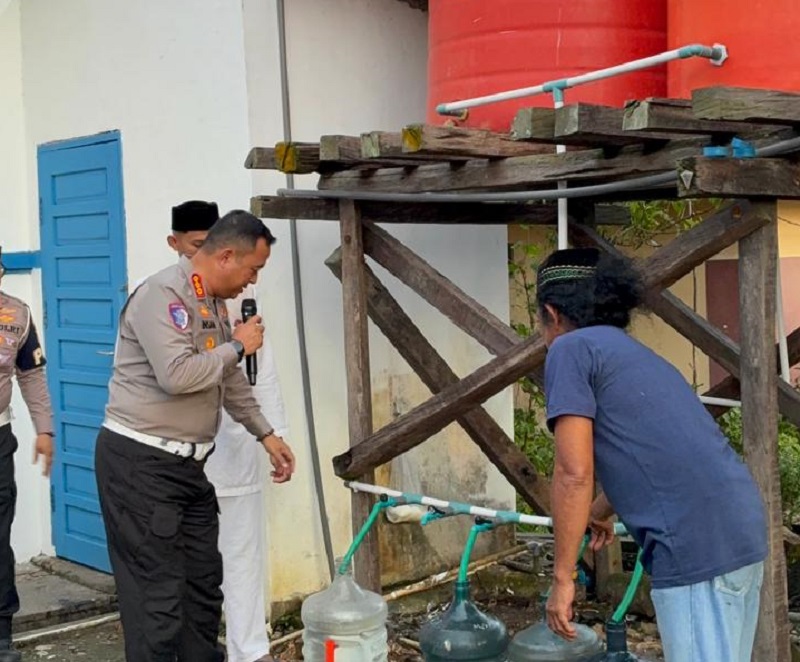 AIR BERSIH: Selain berbuka puasa bersama anak yatim dan warga, Dirlantas Polda Kaltim juga menyediakan air bersih gratis bagi masyarakat sekitar Pos PJR KM 23 Balikpapan.