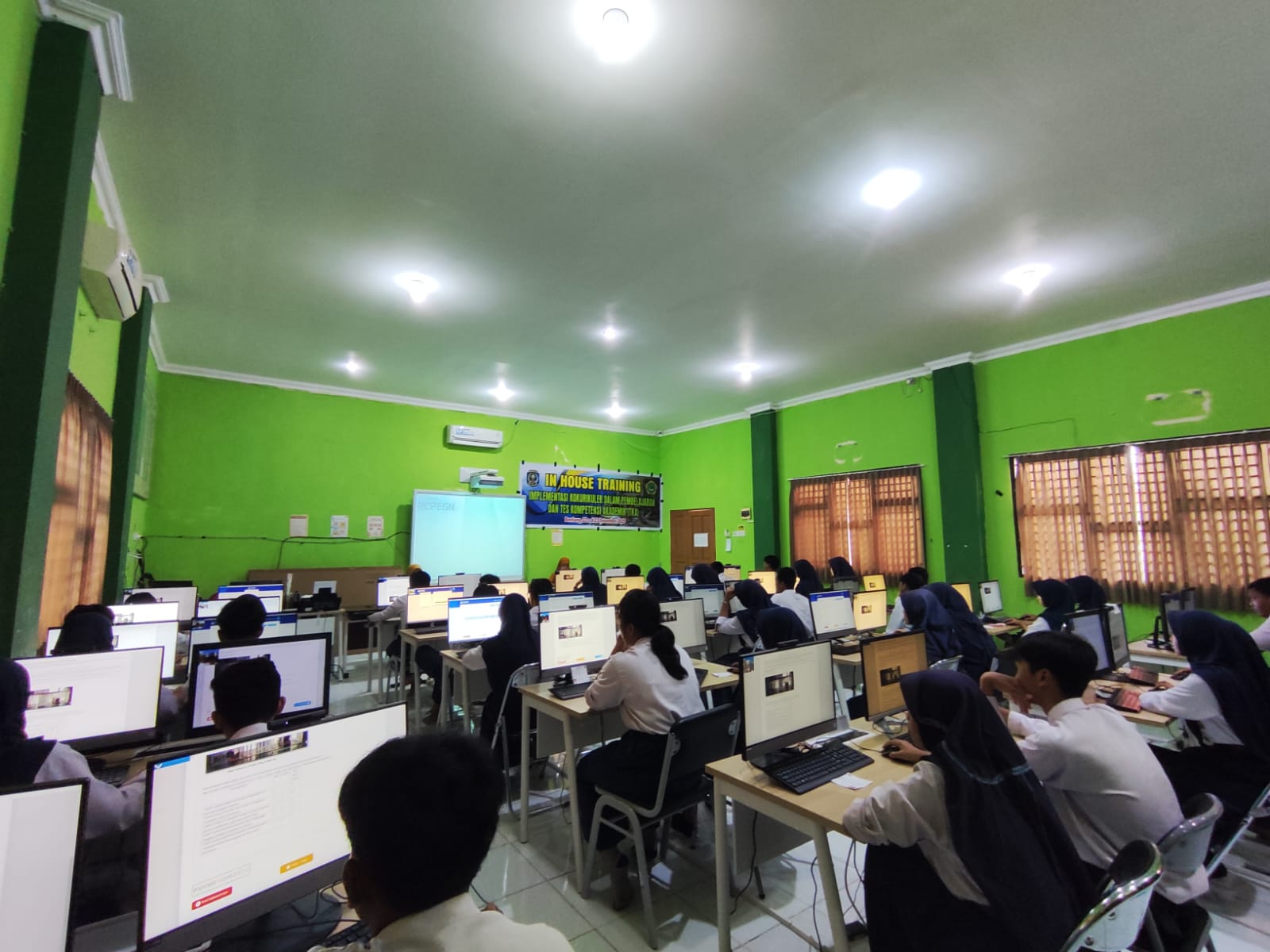 SIMULASI: Pelajar di SMP 7 Bontang menjalani gladi bersih pelaksanaan tes kemampuan akademik (TKA) menggunakan fasilitas sekolah. 