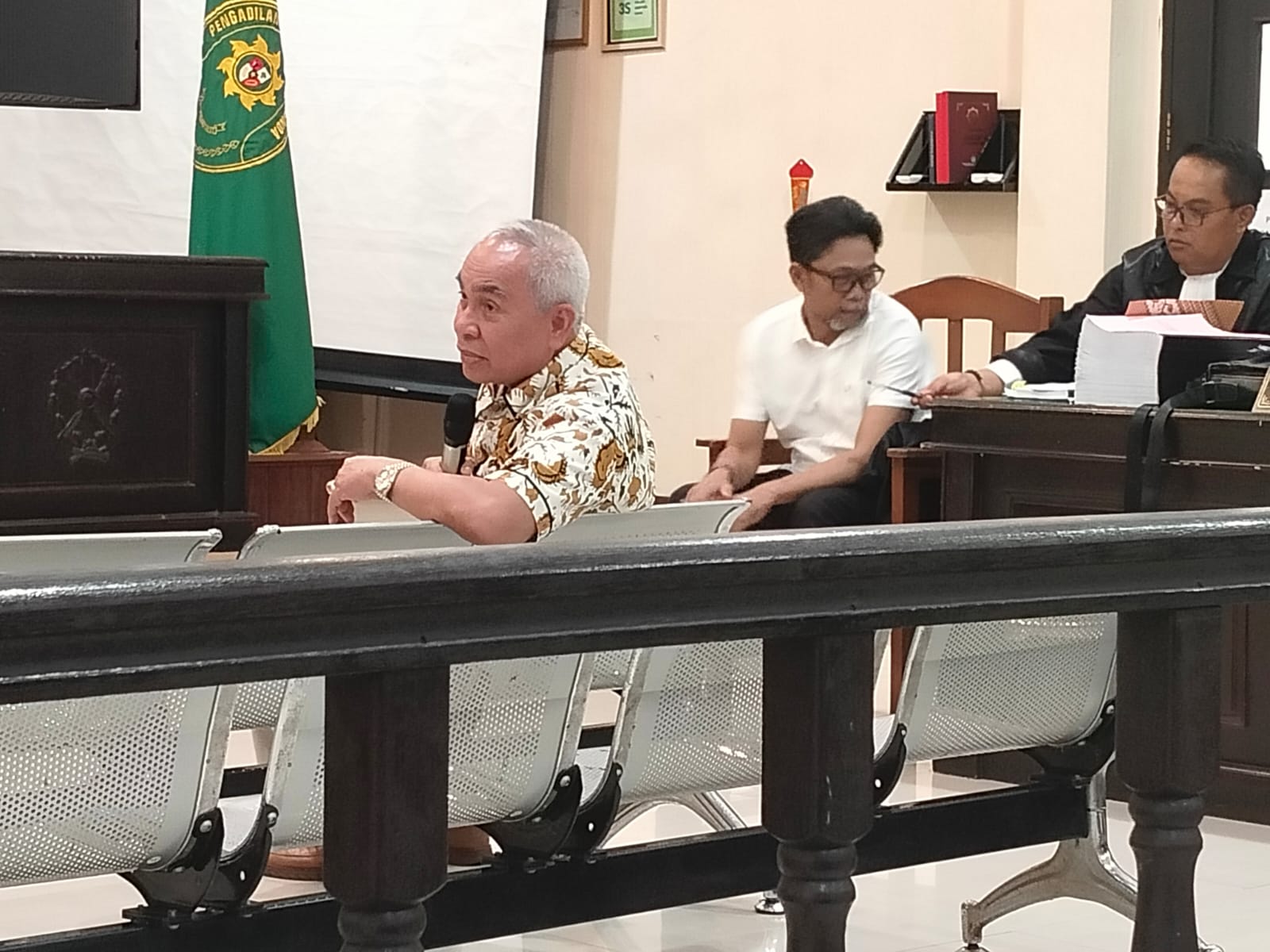Terdakwa Agus Hari Kesuma (tengah) menyatakan keberatan atas kesaksian Isran Noor dan Riza Indra Riadi dalam sidang lanjutan kasus korupsi hibah DBON Kaltim, Selasa (11/3). (BAYU/KALTIM POST)