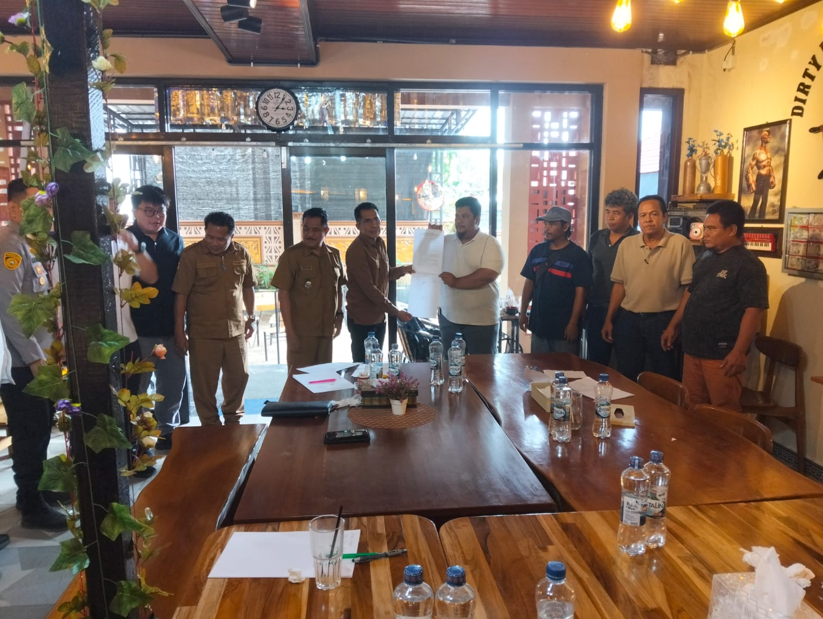 Pertemuan aliansi Masyarakat Peduli Lingkungan Kecamatan Bentian Besar Kabupaten Kutai Barat (Kubar) dan pihak perusahaan&nbsp;PT KAS Group. 