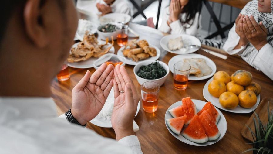 Ilustrasi berbuka puasa Ramadan.